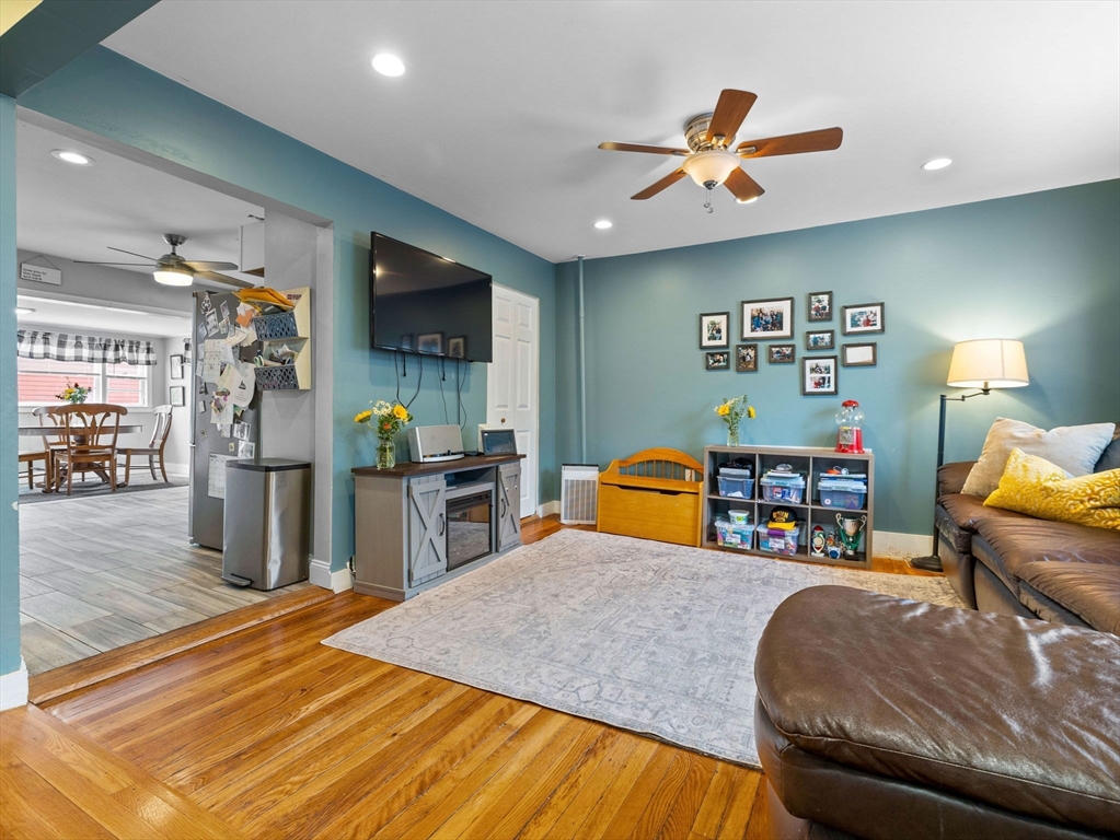 44 Oak St