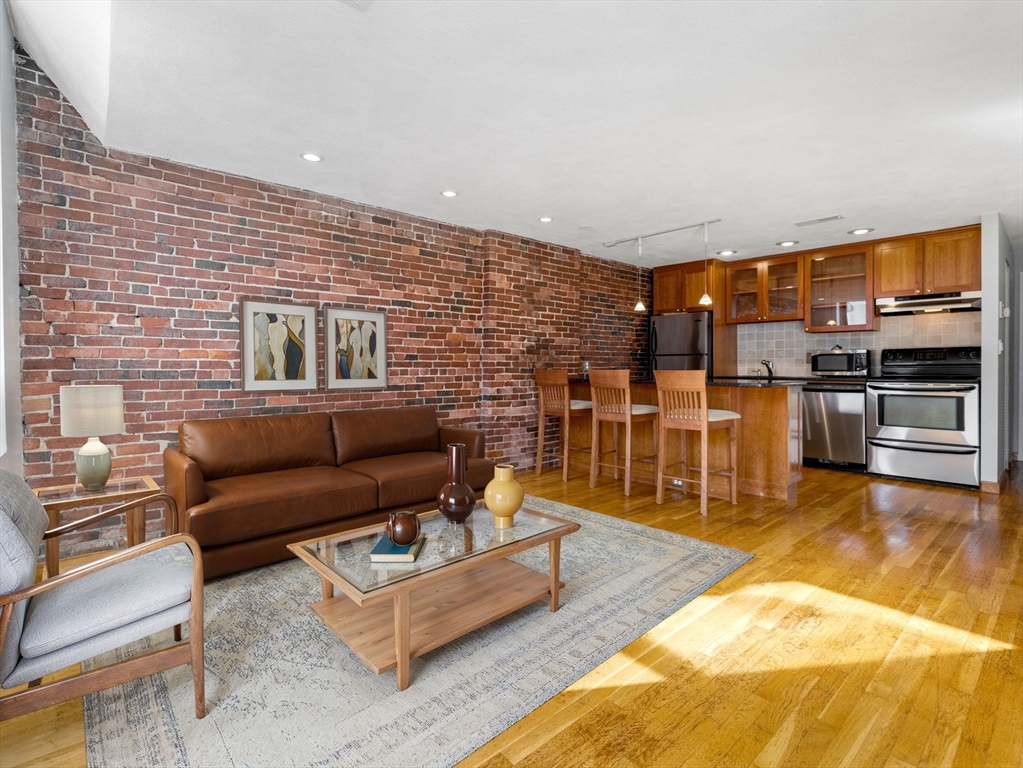 386 Commercial St # 4A