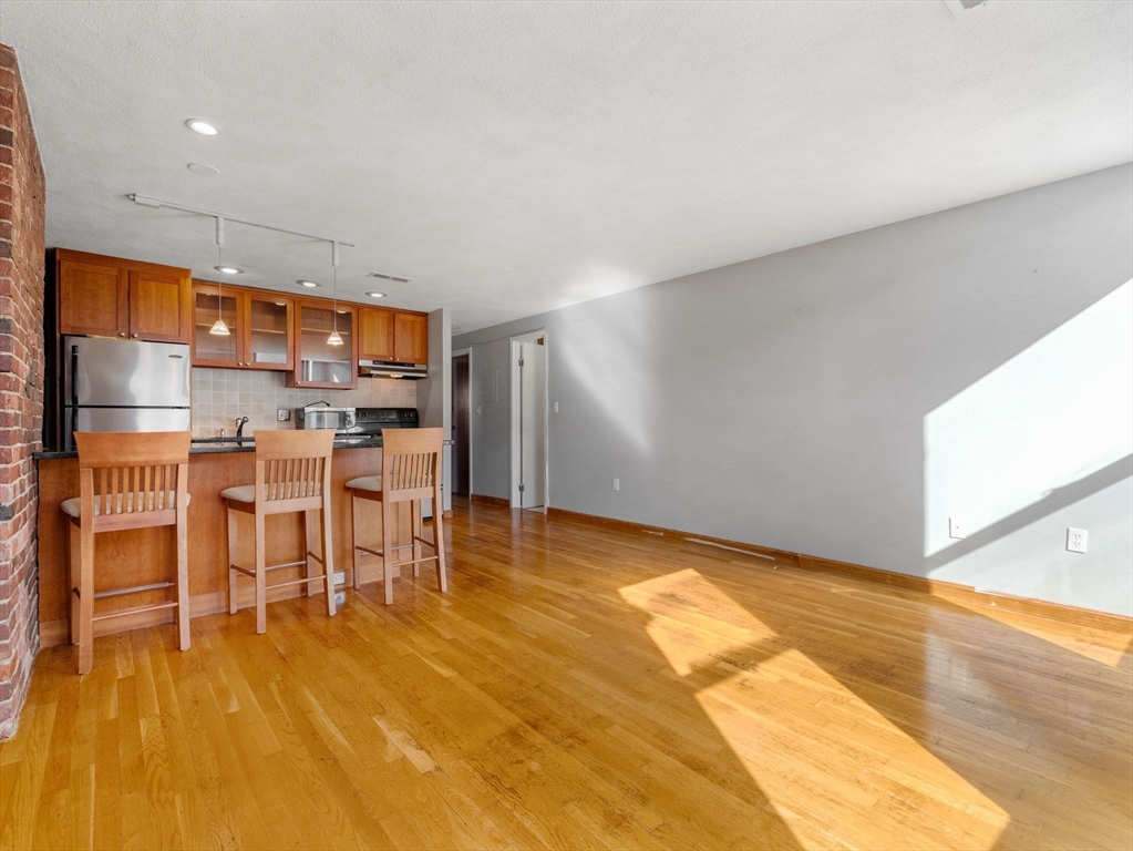 386 Commercial St # 4A