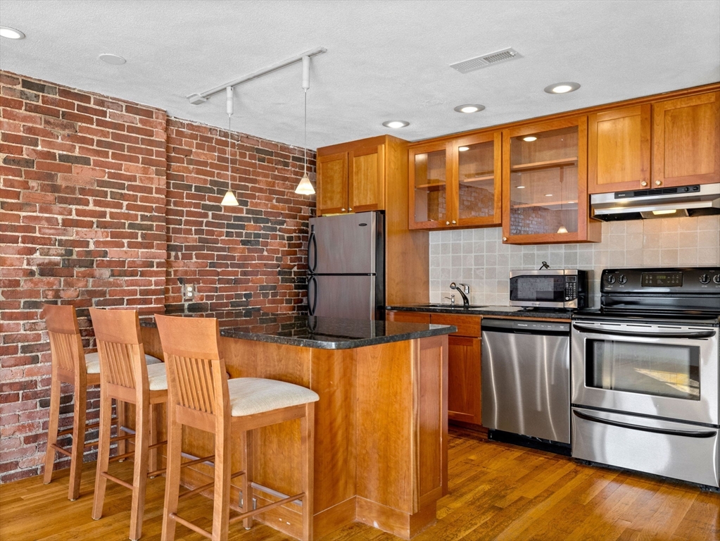 386 Commercial St # 4A