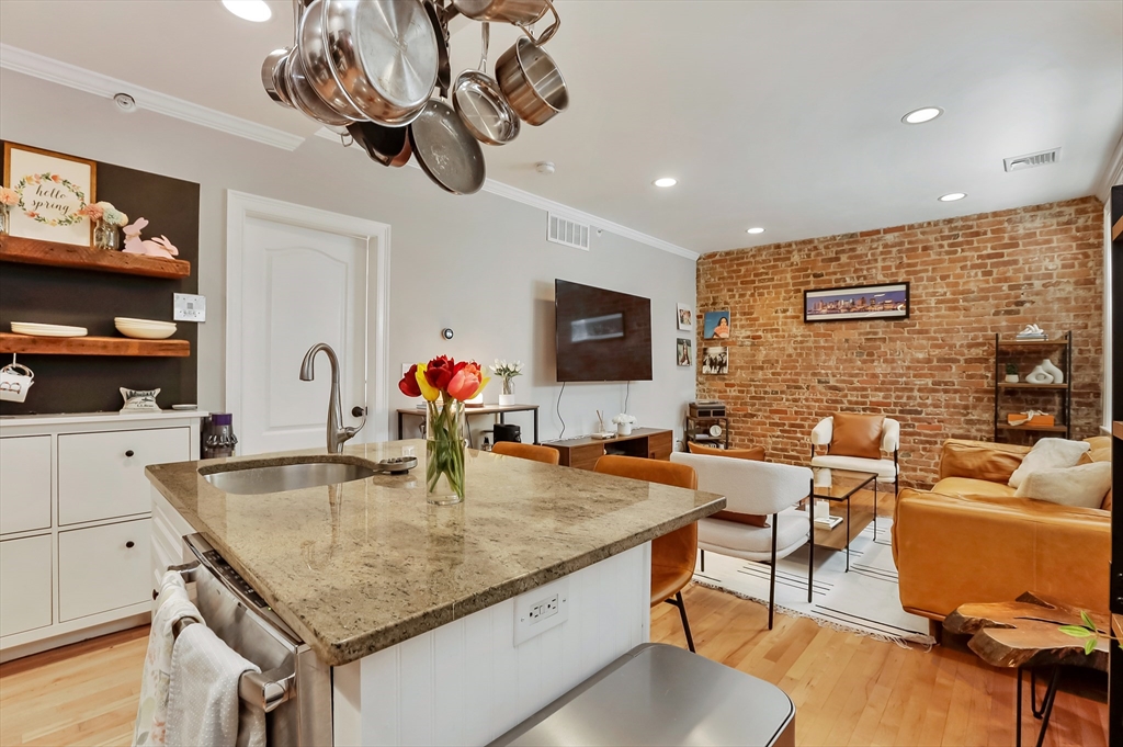 454 Hanover St # 4
