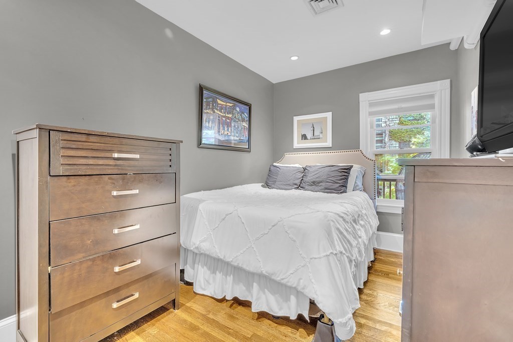 176 Bowen St # 2