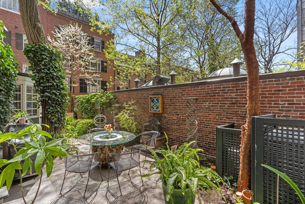90 Mount Vernon St