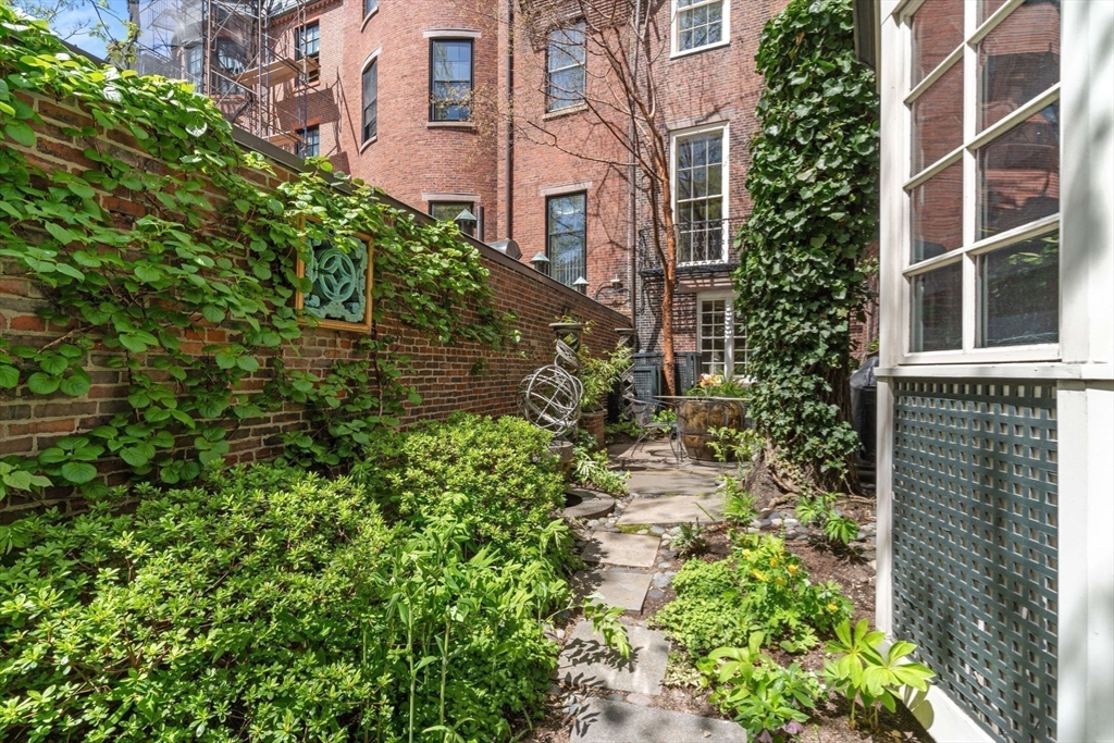 90 Mount Vernon St