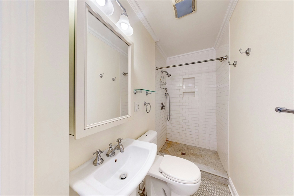11 Irving St # 4