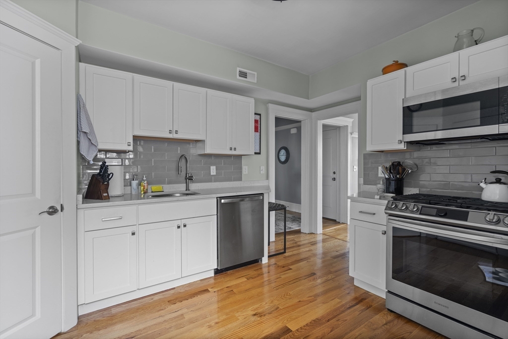 40 King St # 3