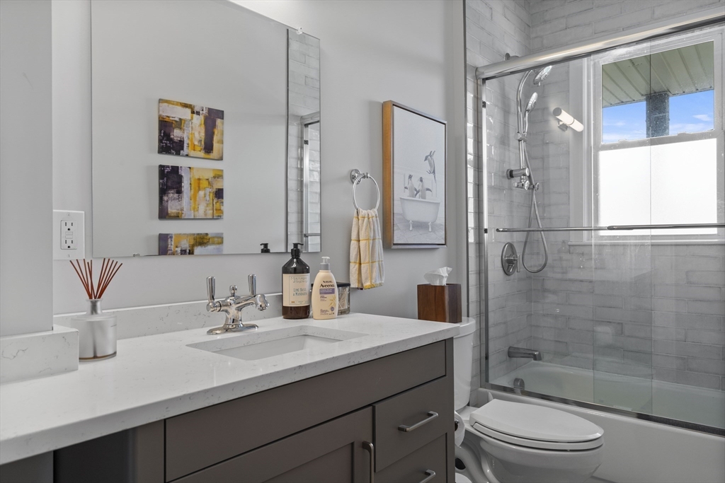 40 King St # 3