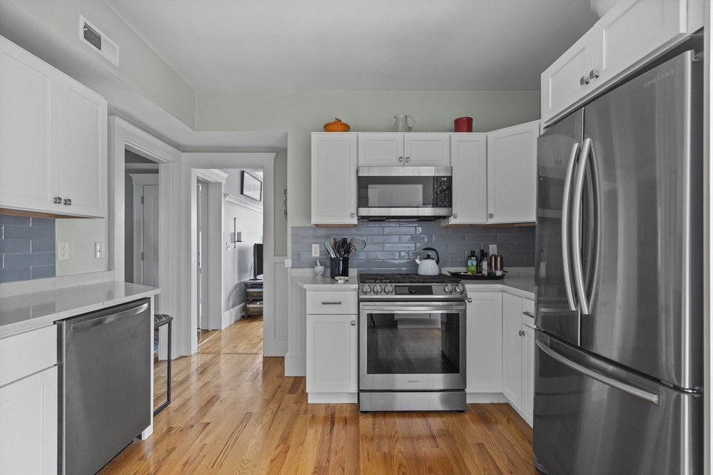 40 King St # 3