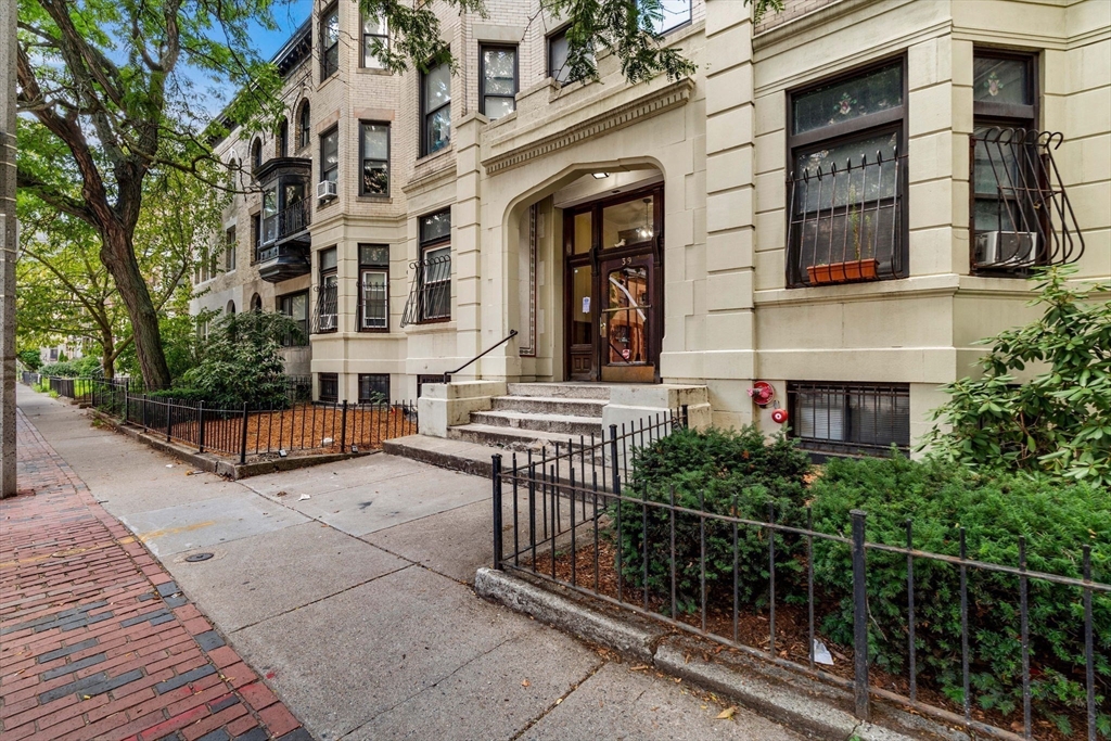 39 Hemenway St # 4