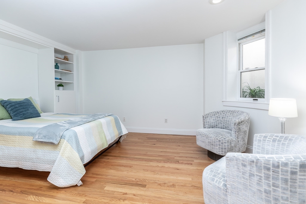 33 Concord Sq # 1