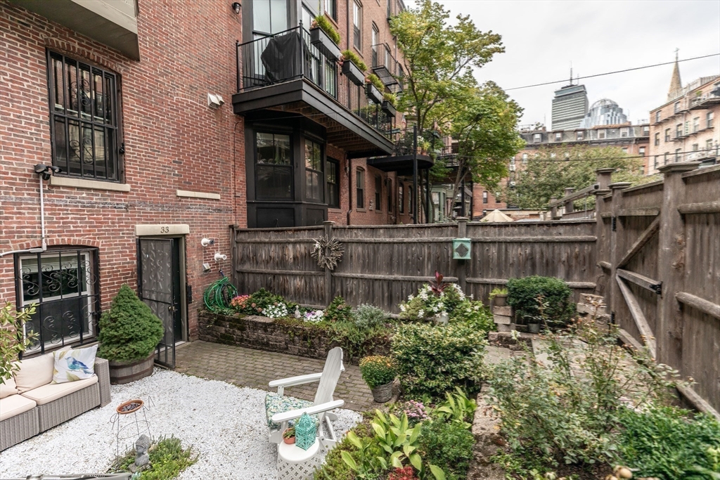 33 Concord Sq # 1