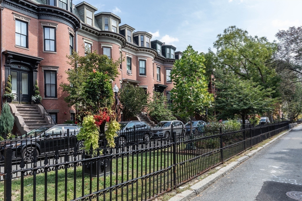 33 Concord Sq # 1