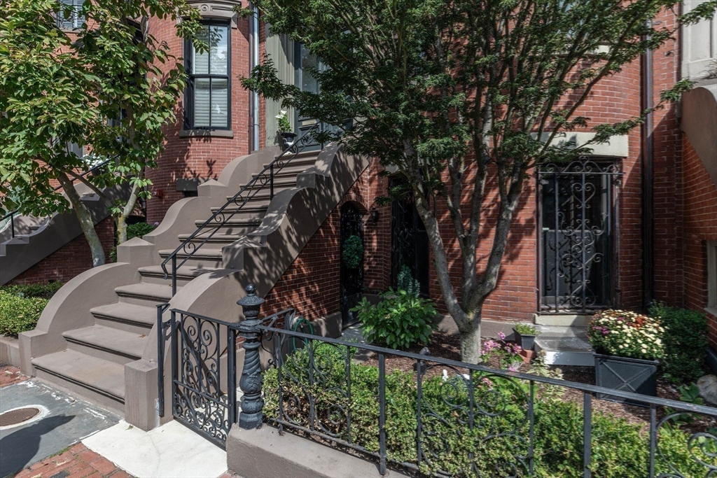 33 Concord Sq # 1