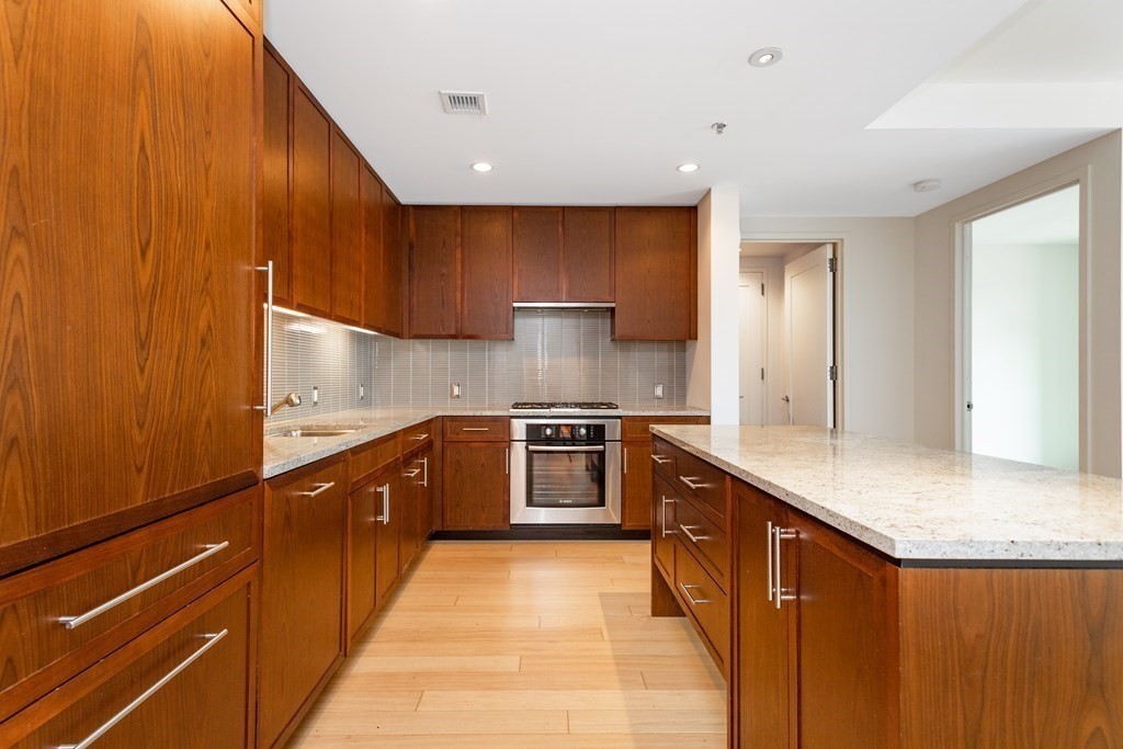 580 Washington St # 907