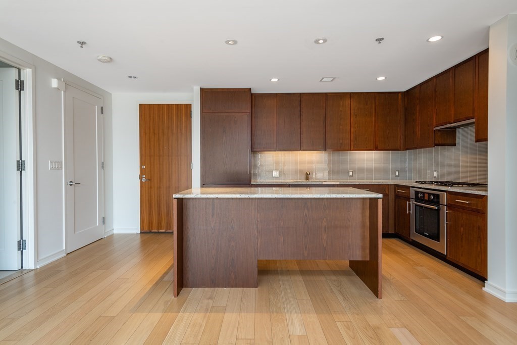 580 Washington St # 907