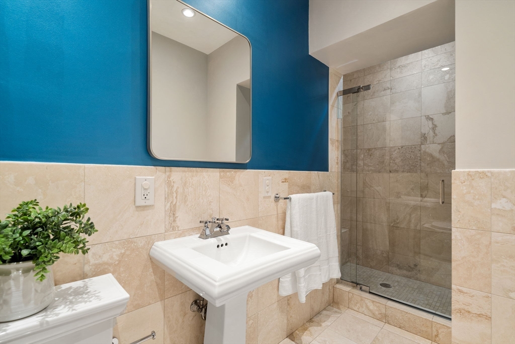 11 Wyman St # 2A