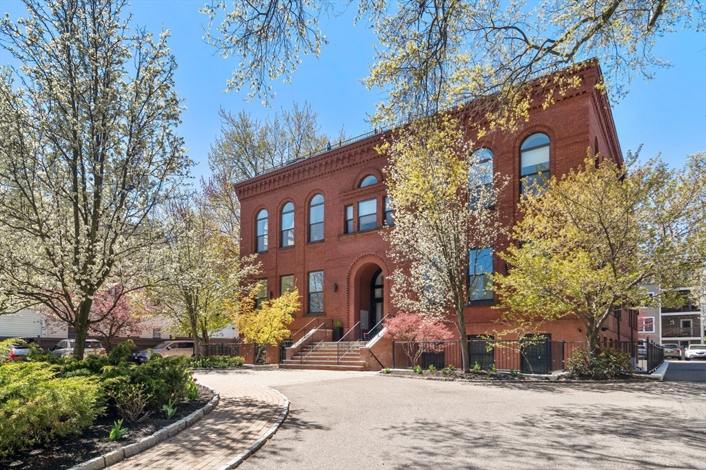 11 Wyman St # 2A