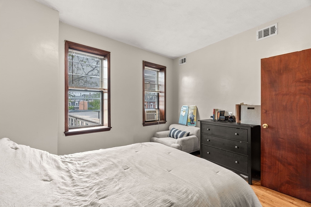 141 Emerson St # 4