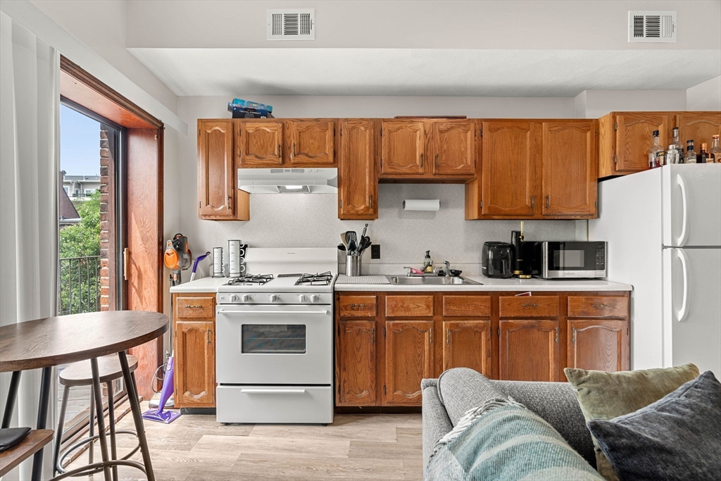 141 Emerson St # 4