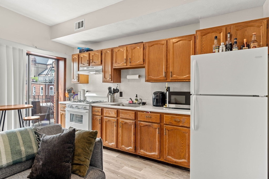 141 Emerson St # 4