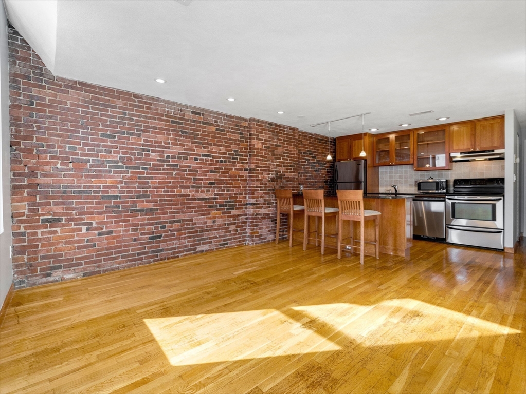 386 Commercial Street # 4A