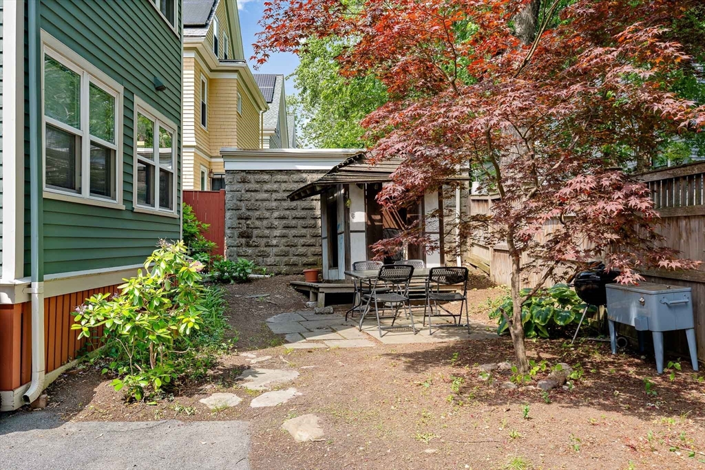 25 Banks St # 2