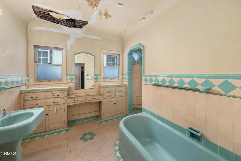 2026 Stratford Avenue