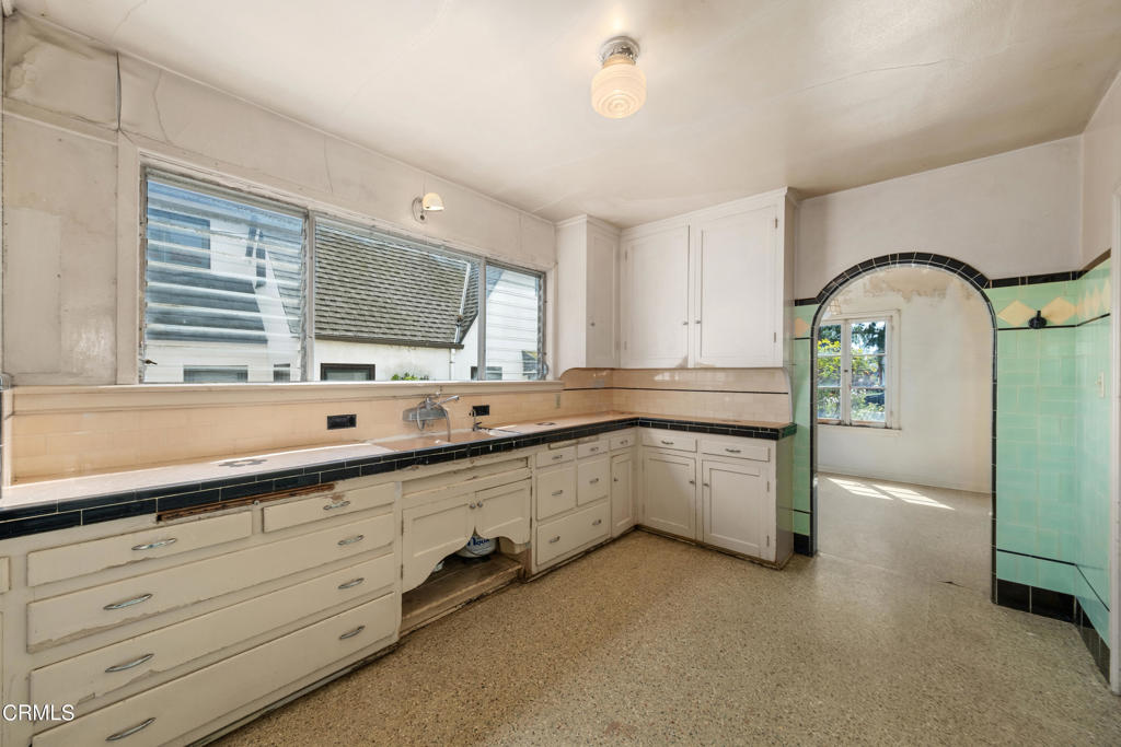 2026 Stratford Avenue