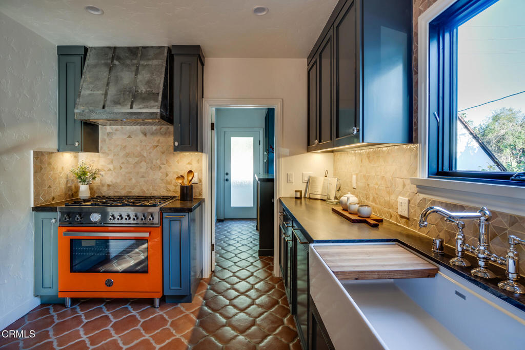 2026 Stratford Avenue