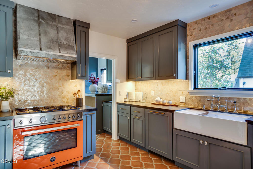 2026 Stratford Avenue