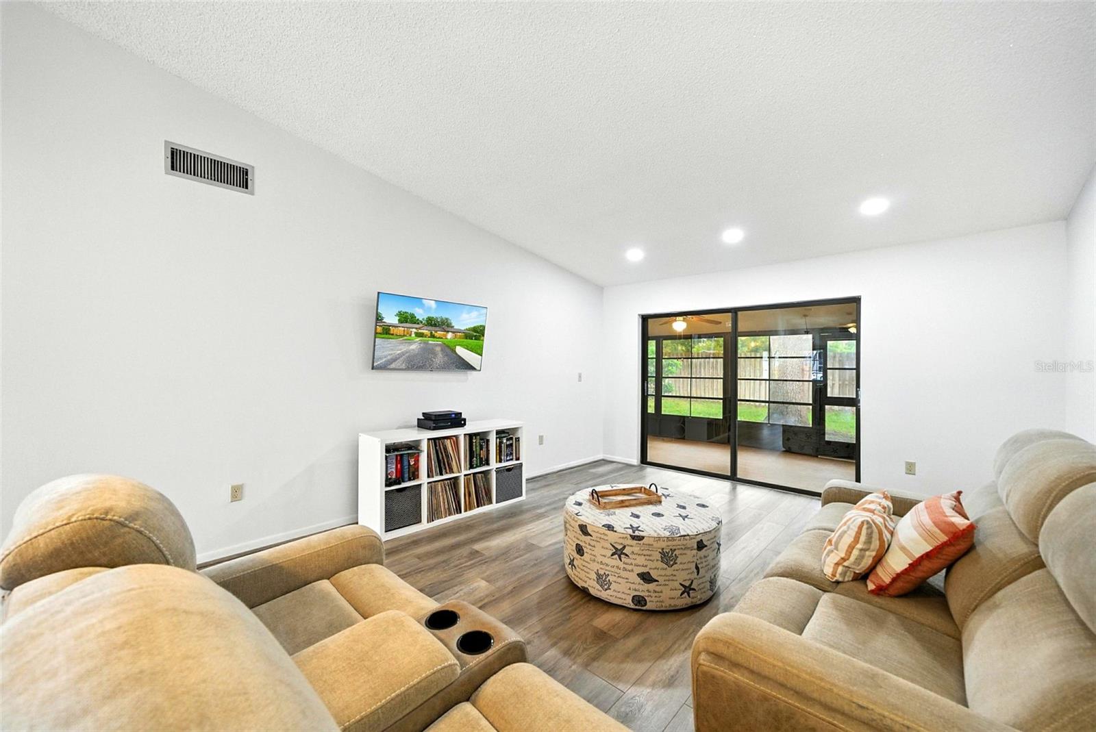 1725 PINE RIDGE WAY E #518E