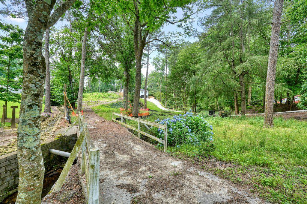 1075 Ferncliff Road NE
