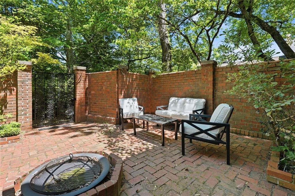 425 Jefferson Circle NE