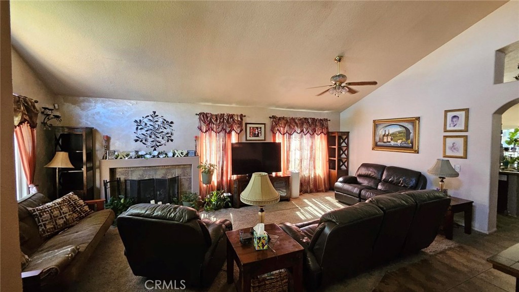 40063 Avenida Venida