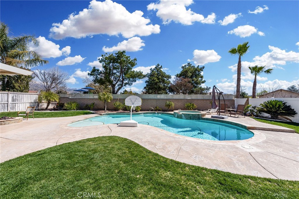 1596 Thunderbird Road