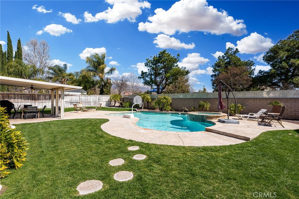 1596 Thunderbird Road