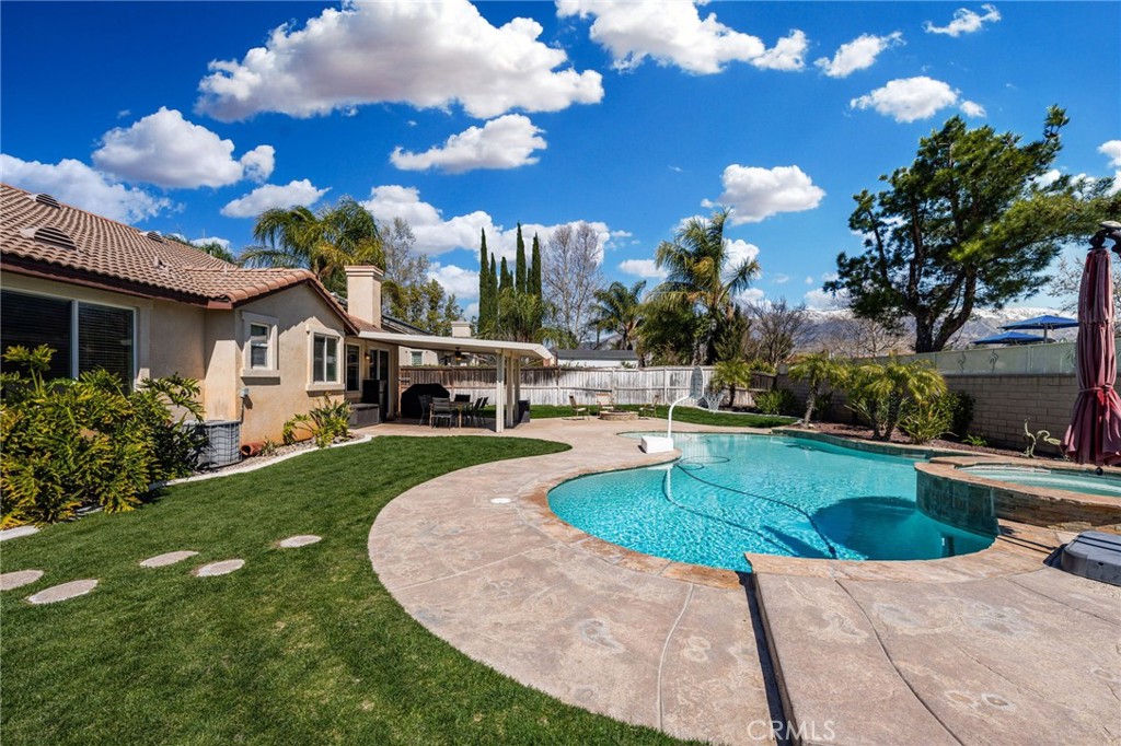 1596 Thunderbird Road