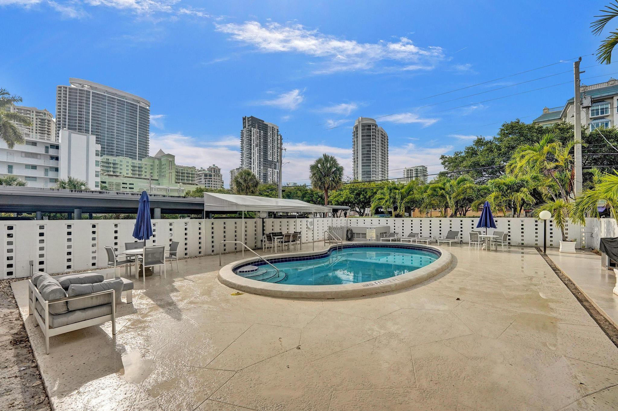 818 SE 4th St 202