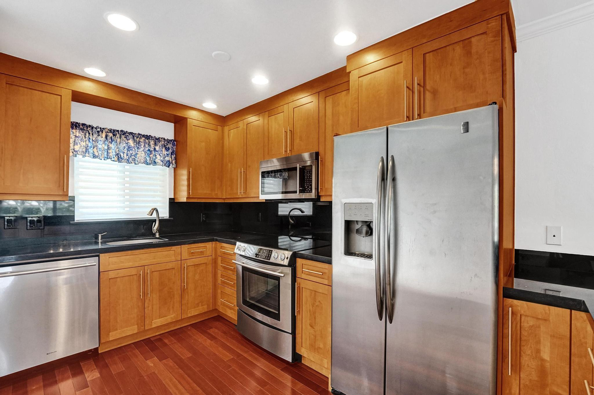 818 SE 4th St 202