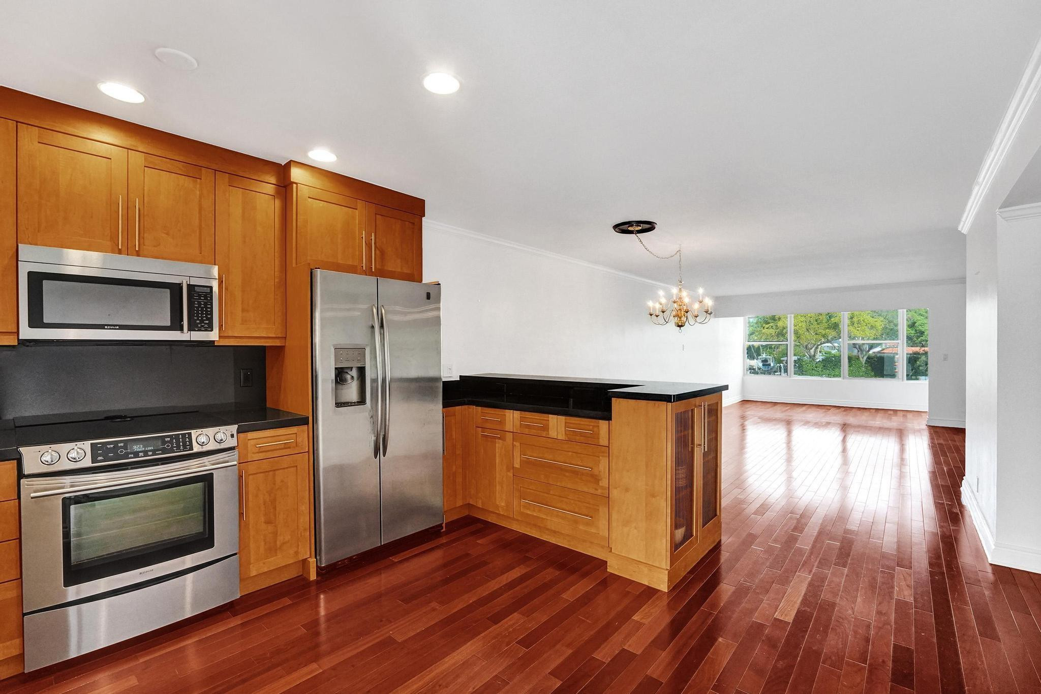 818 SE 4th St 202