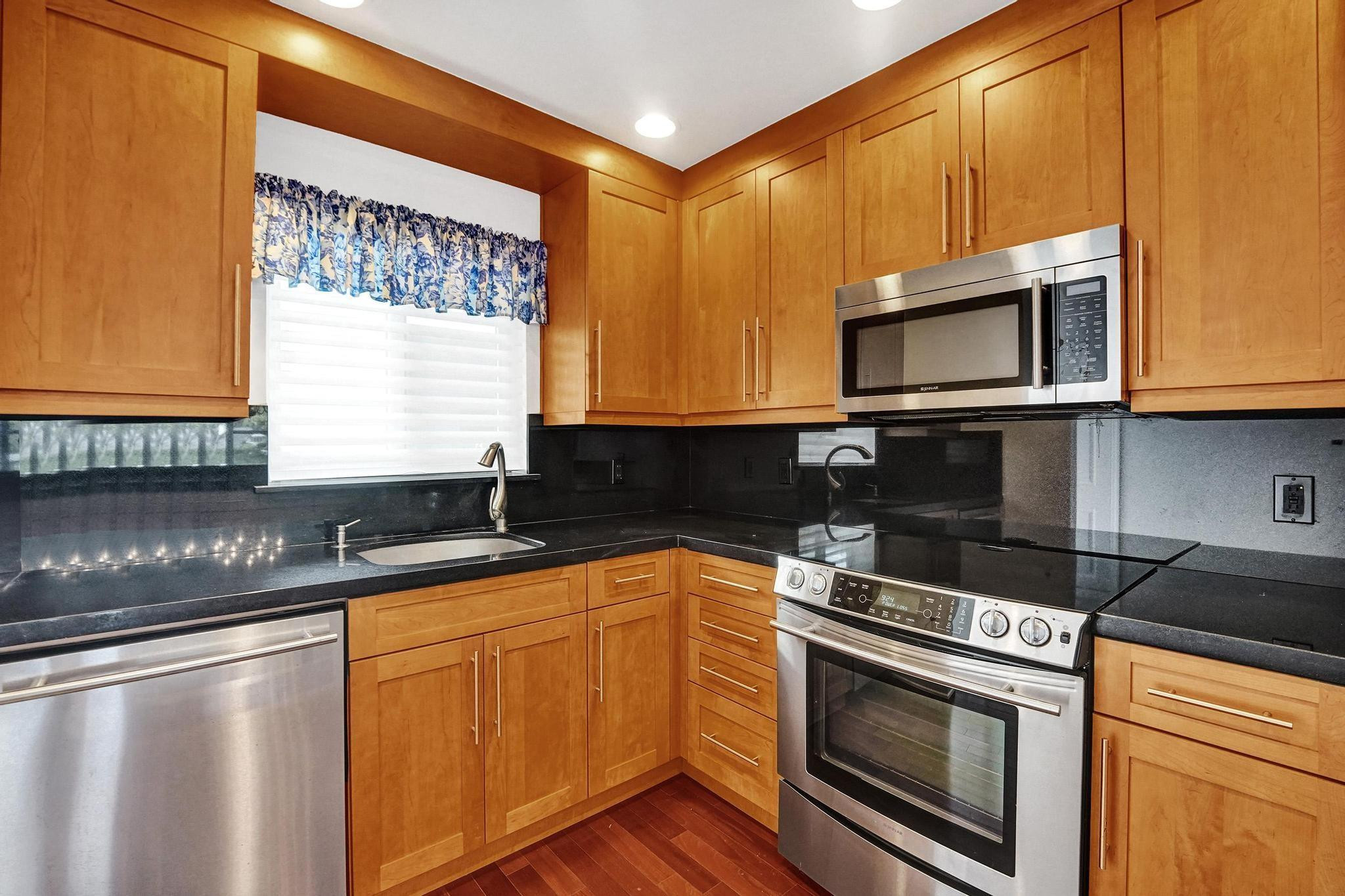818 SE 4th St 202