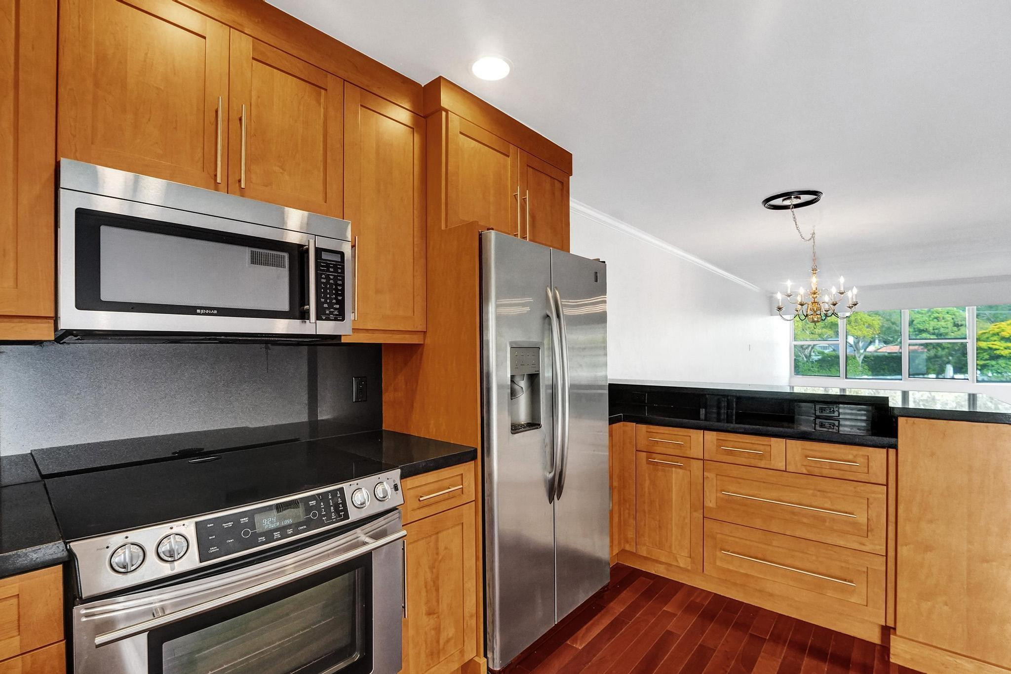 818 SE 4th St 202