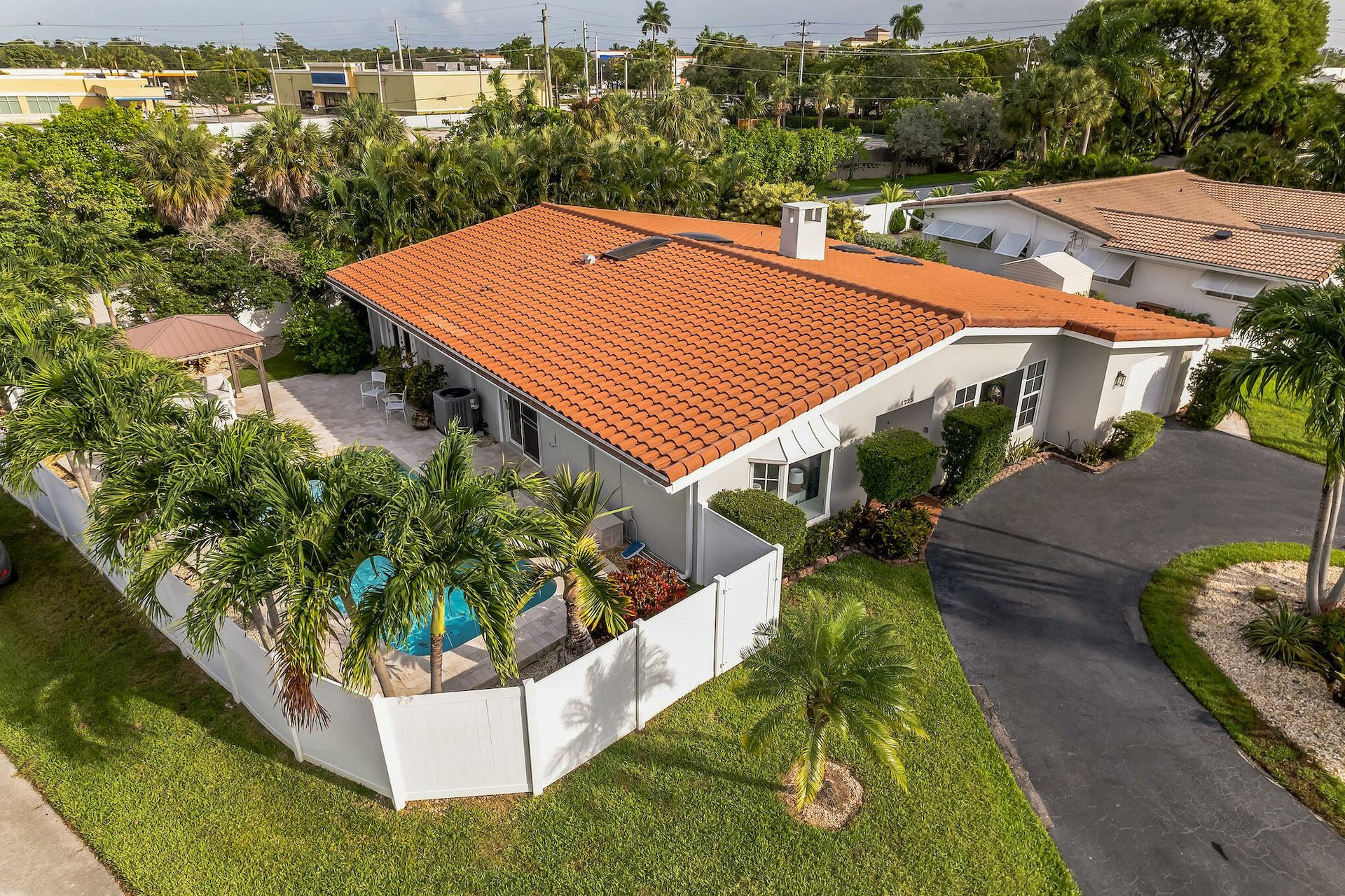 1725 NE 22 terr