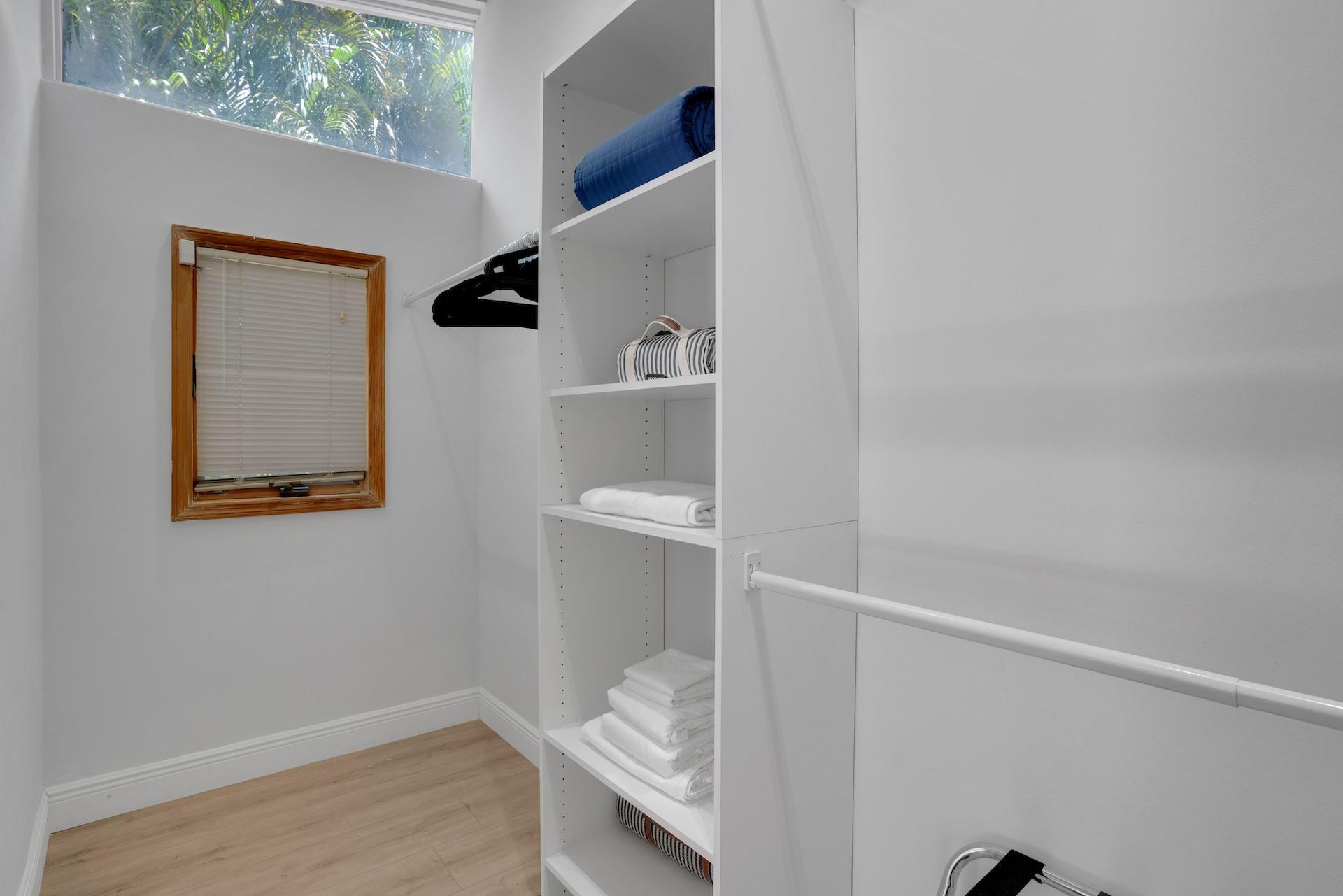 1725 NE 22 terr