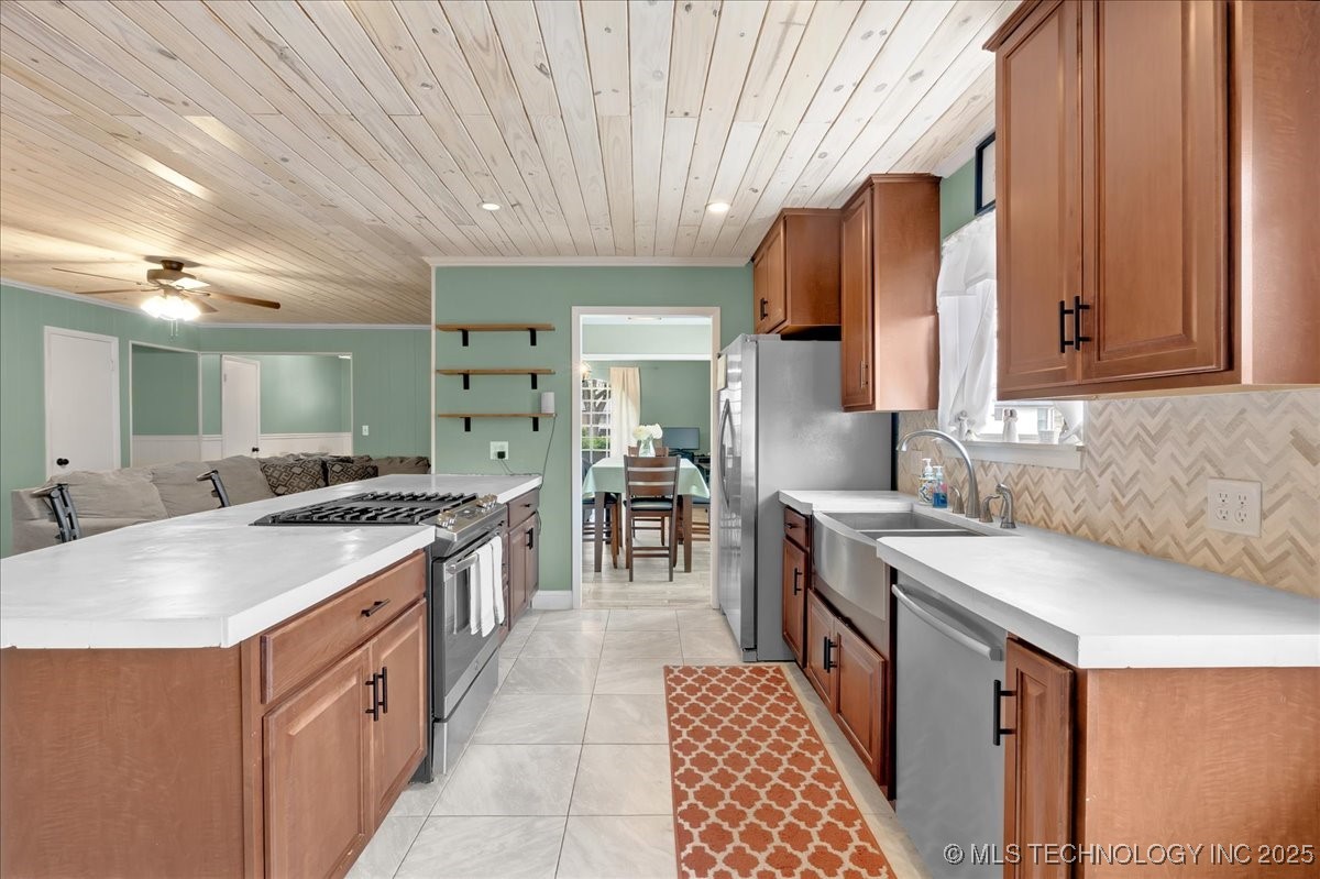 700 N Village Avenue