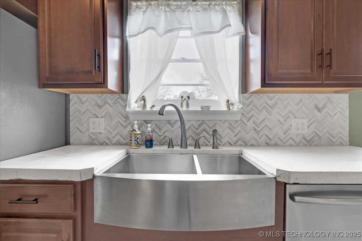 700 N Village Avenue