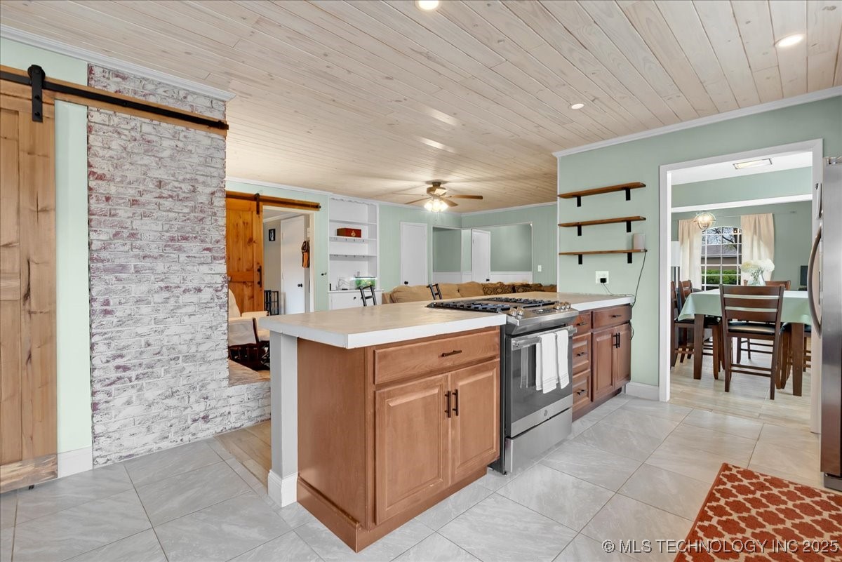 700 N Village Avenue