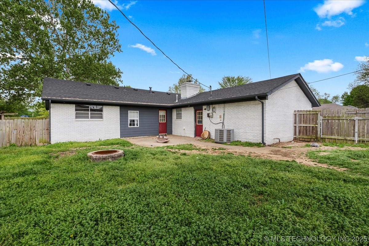 700 N Village Avenue