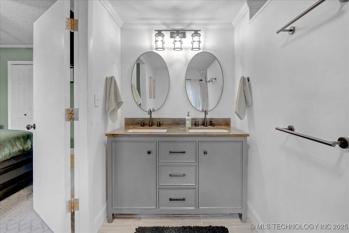 700 N Village Avenue