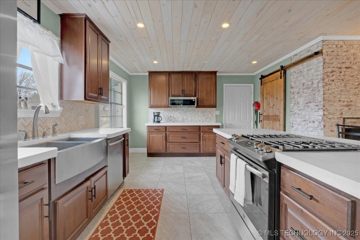 700 N Village Avenue